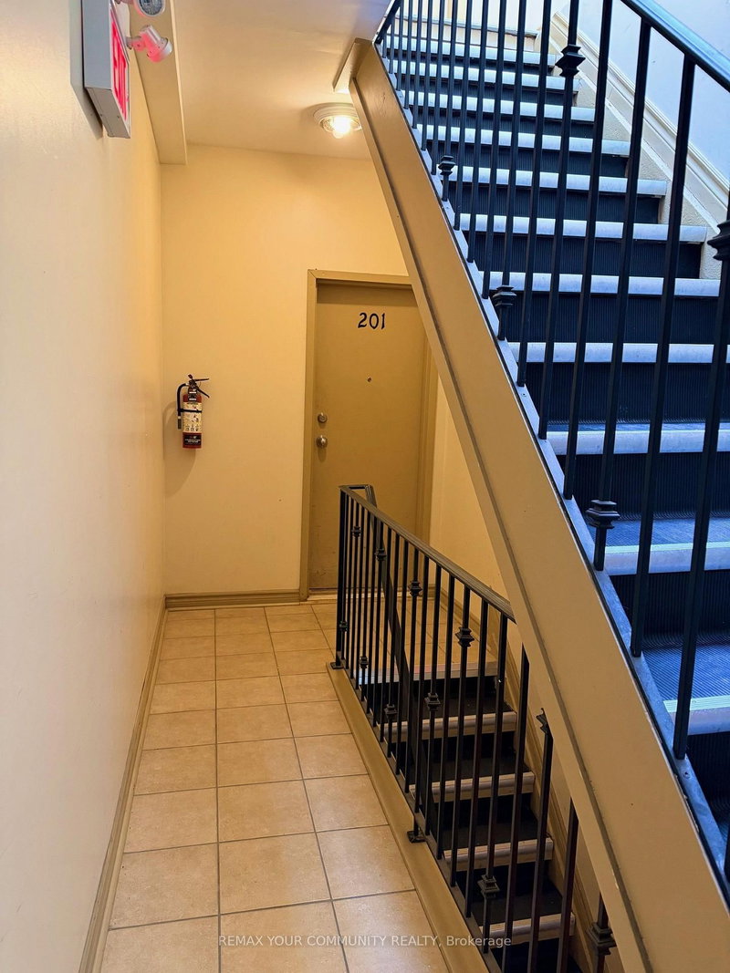 802 Bloor St W photo 5