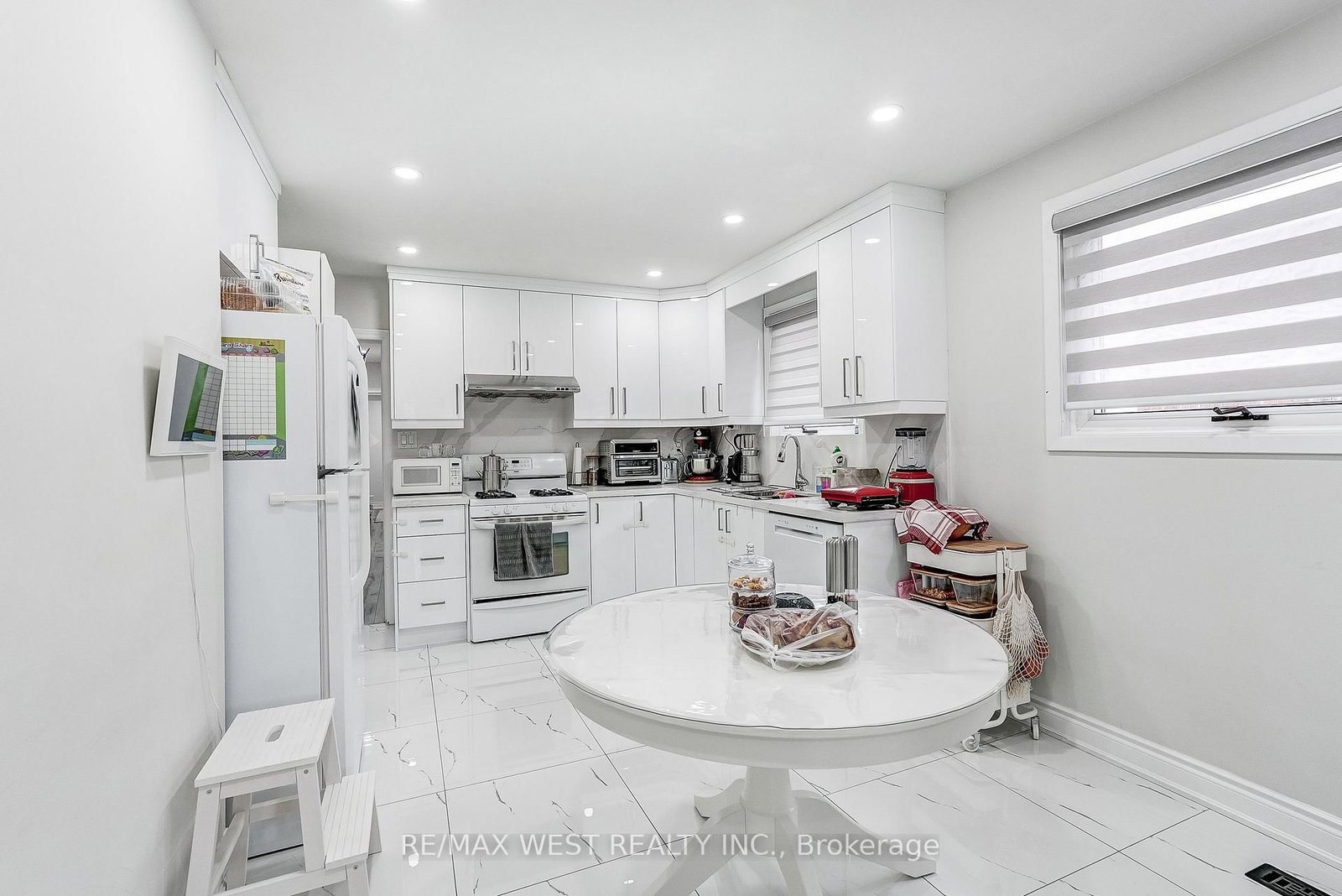 19 Archway Crescent • Toronto, ON photo 8