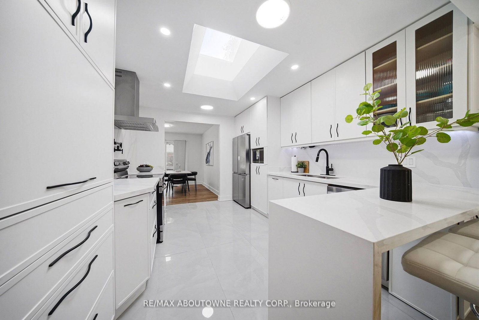 2066 Rebecca Street • Oakville, ON photo 10
