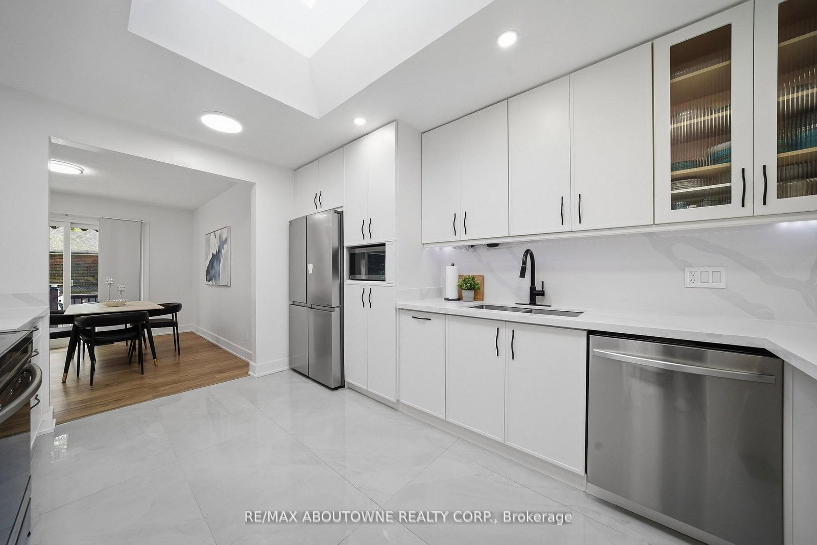 2066 Rebecca Street • Oakville, ON photo 12