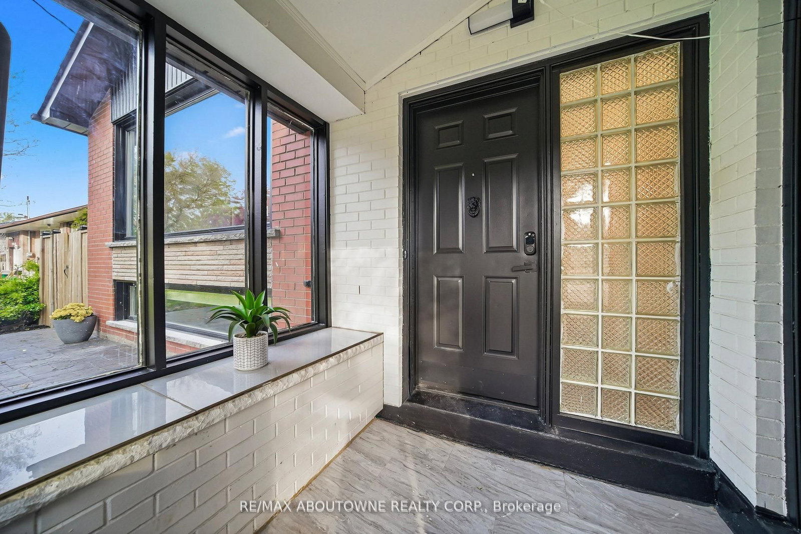2066 Rebecca Street • Oakville, ON photo 3