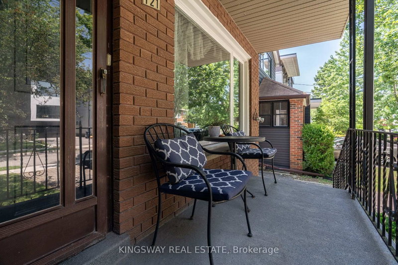 121 Lake Crescent