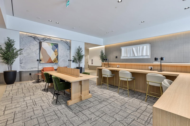 1004 - 395 Square One Drive