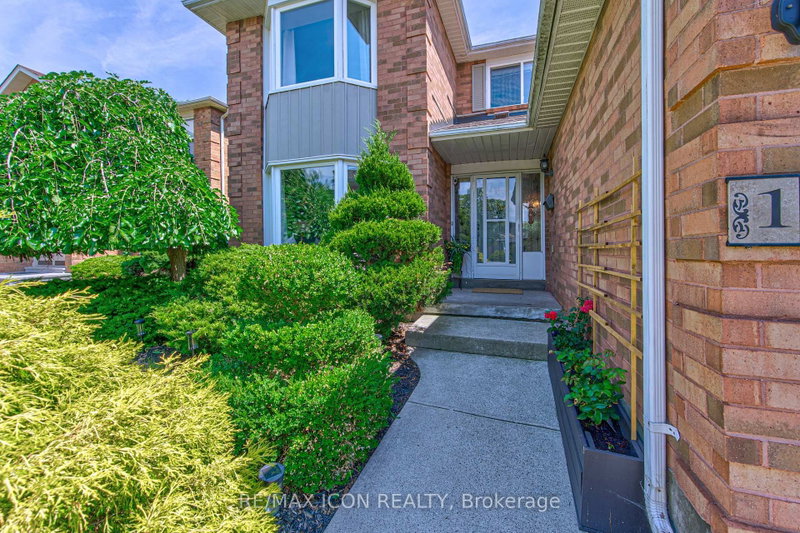 15 Hall Crescent