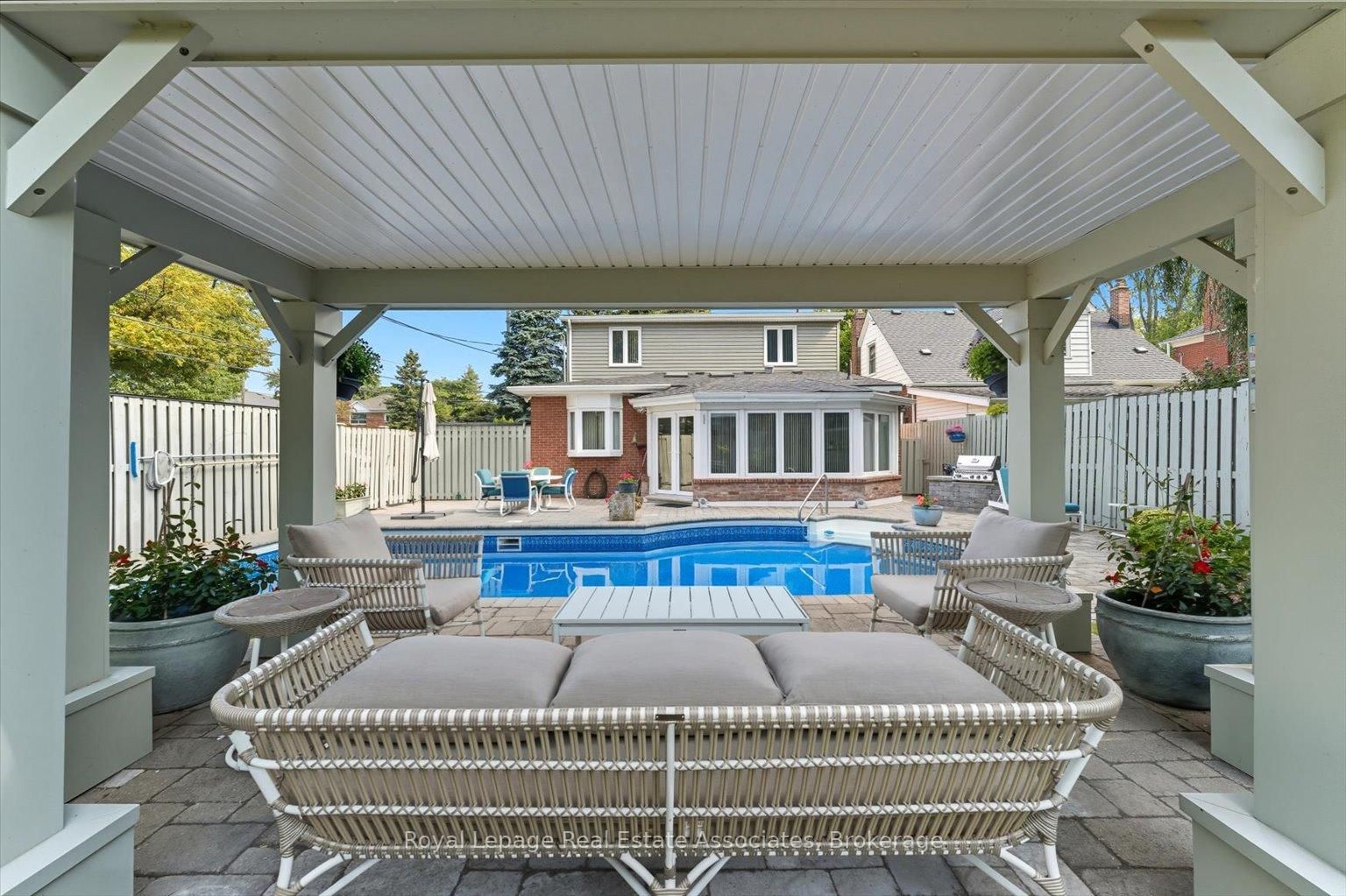 12 Wenonah Drive • Mississauga, ON photo 6