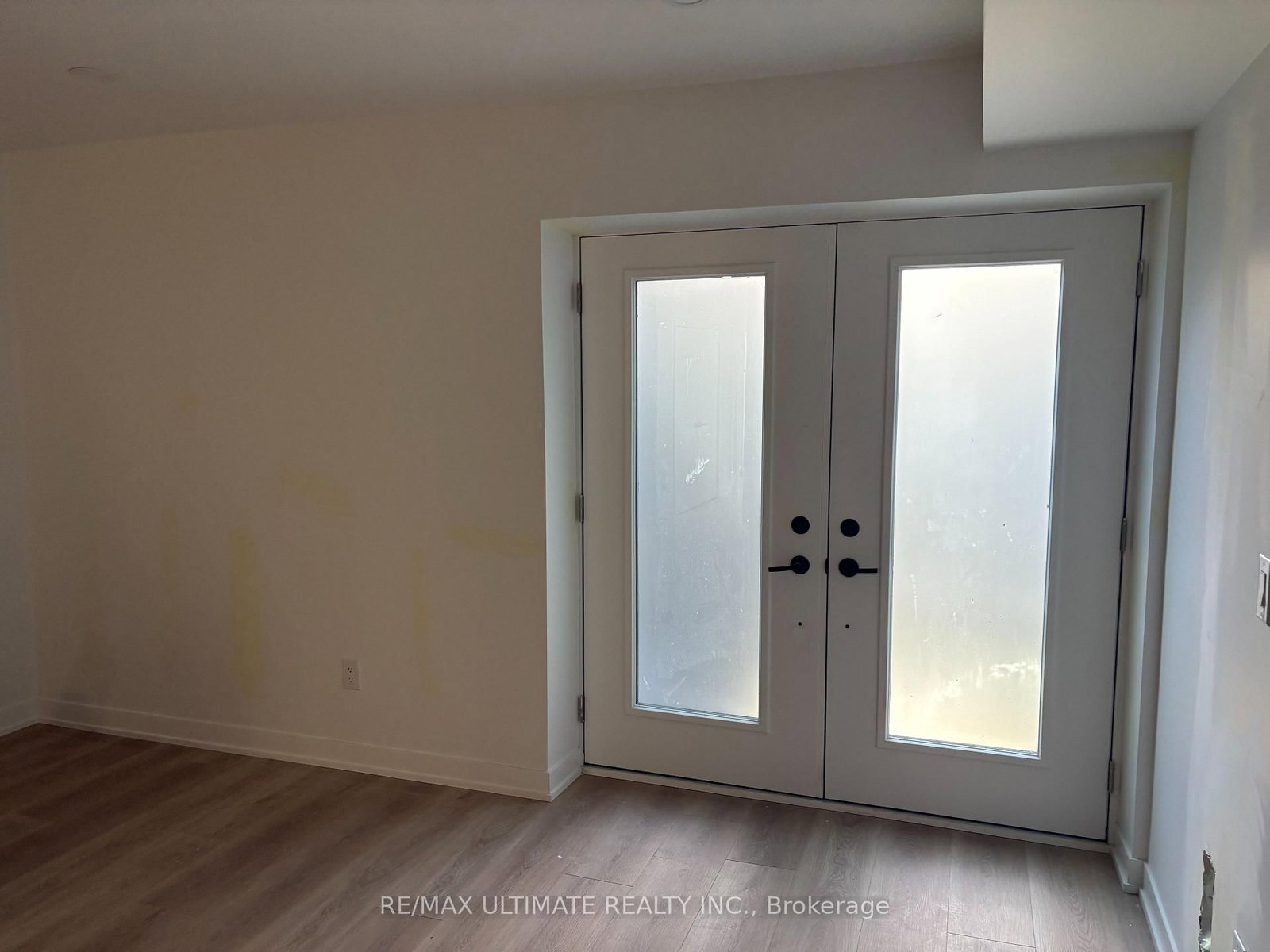 Lower-249 Silverthorn Avenue, Toronto, ON, photo 4