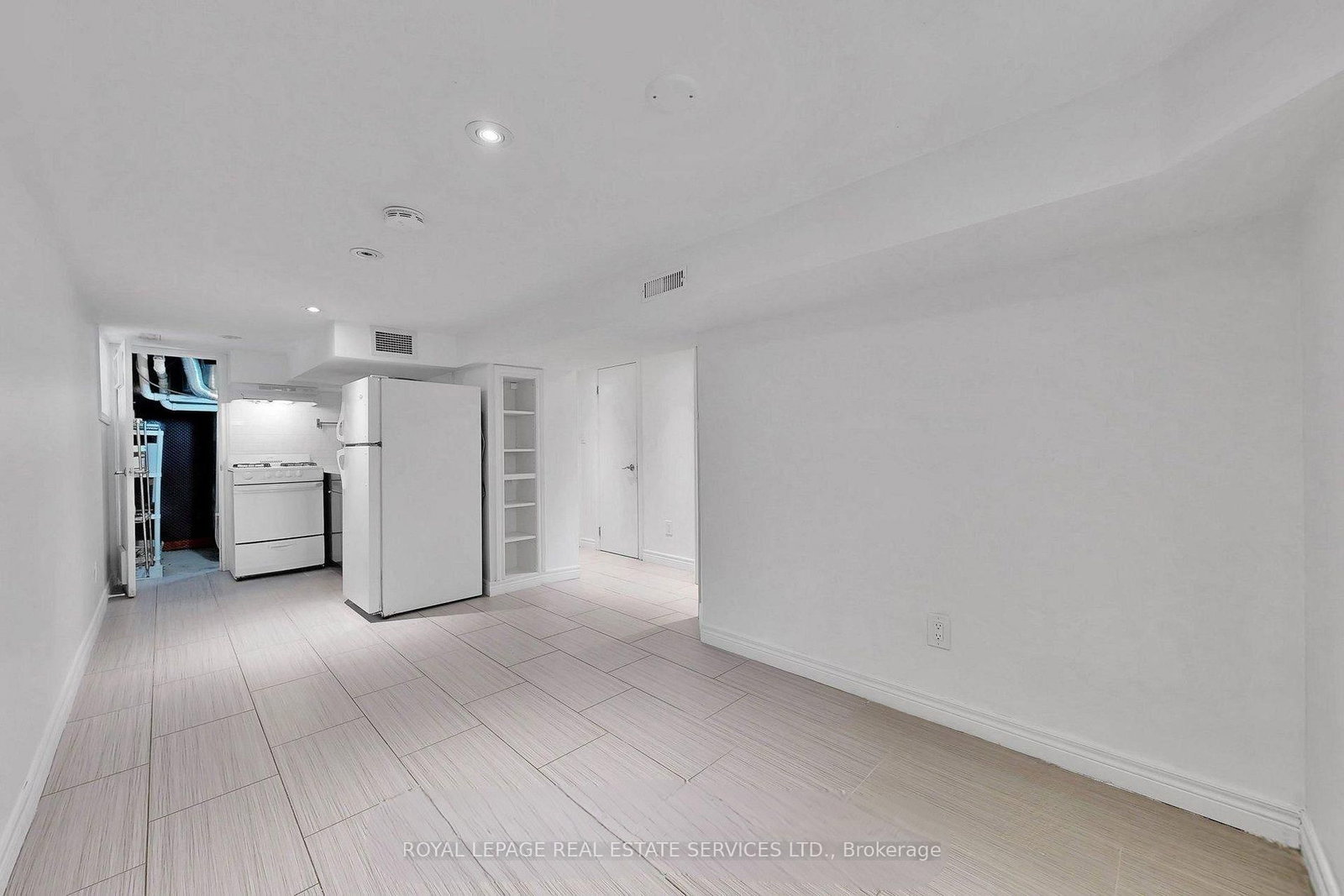 Lower-119 Essex Street, Toronto, ON, photo 4