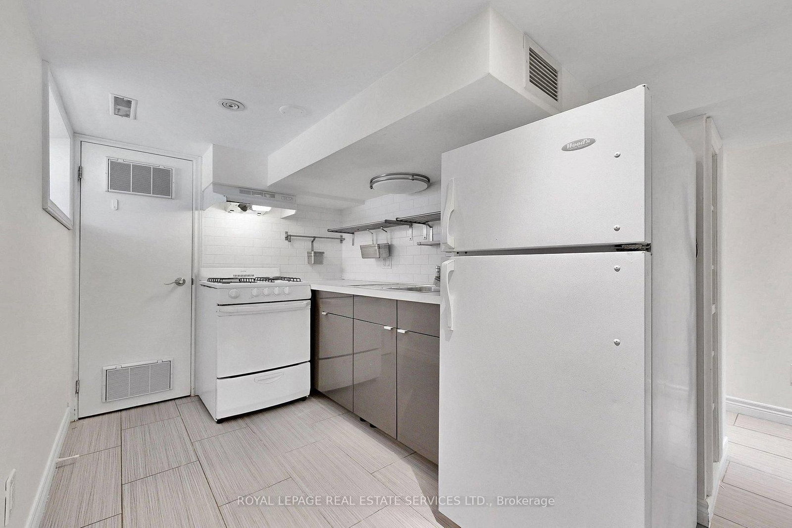Lower-119 Essex Street, Toronto, ON, photo 5
