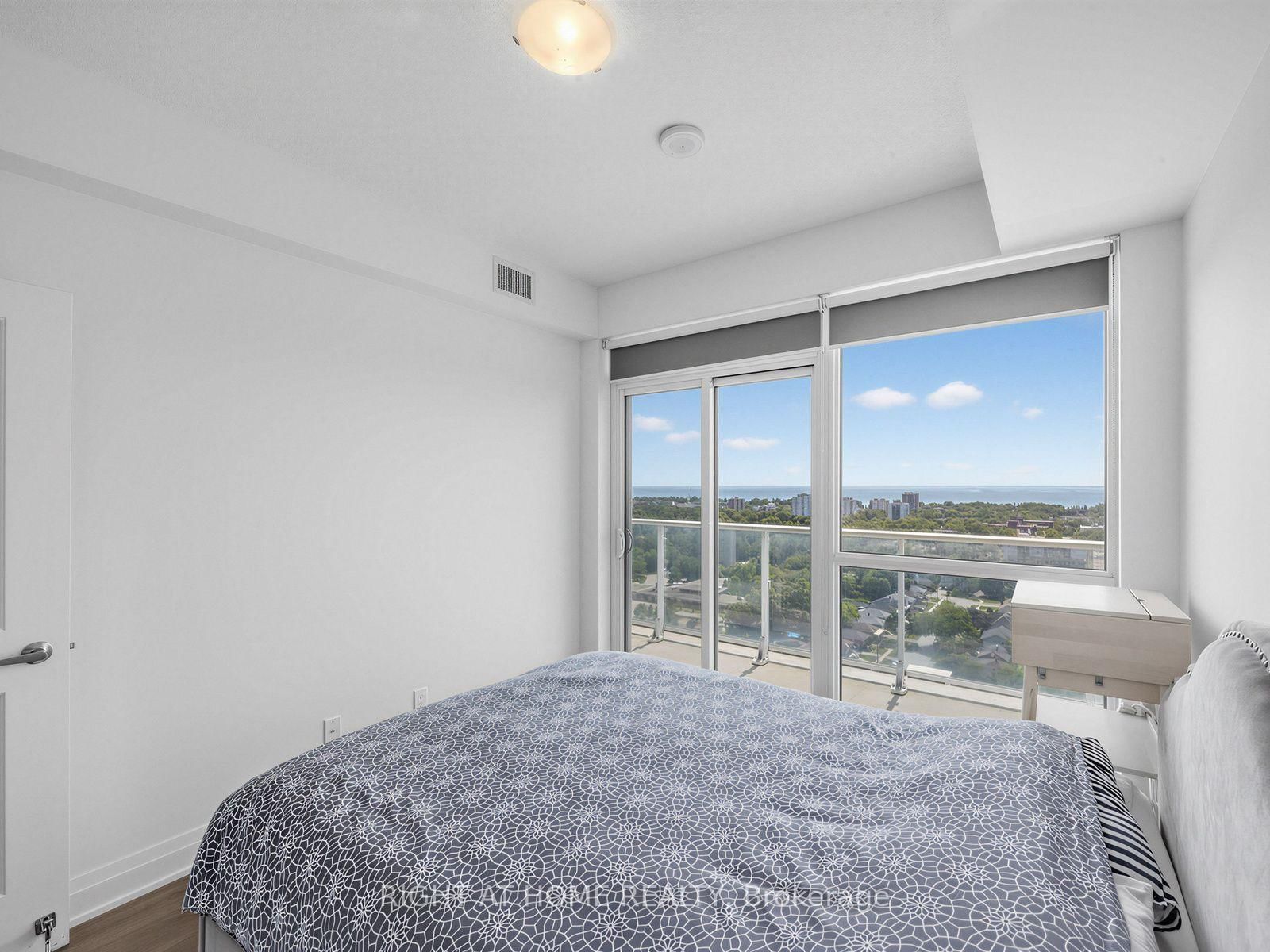 55 Speers Road • #LPH04 (1804) • Oakville, ON photo 27