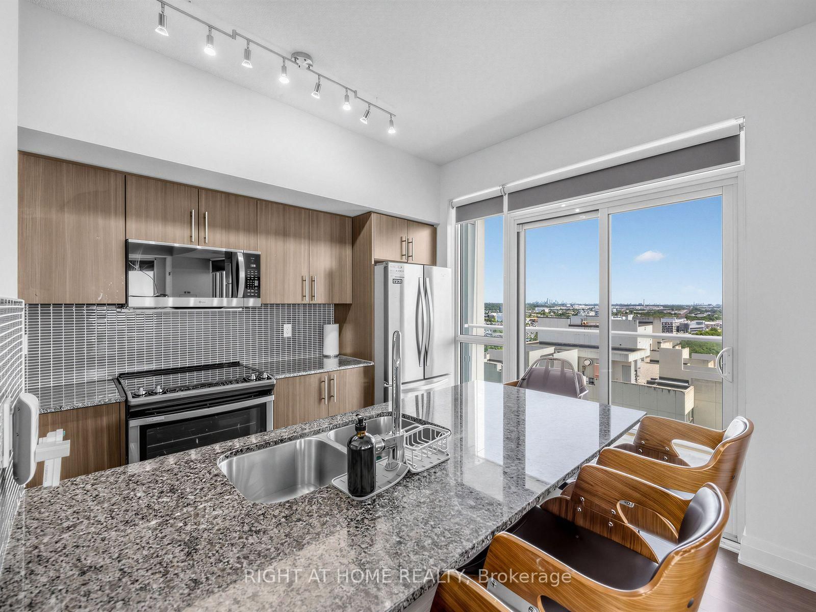 55 Speers Road • #LPH04 (1804) • Oakville, ON photo 5