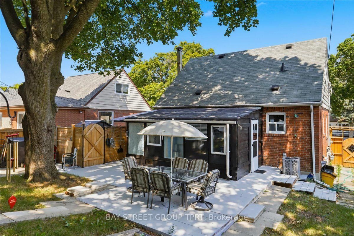 134 Clearbrooke Circle • Toronto, ON photo 45