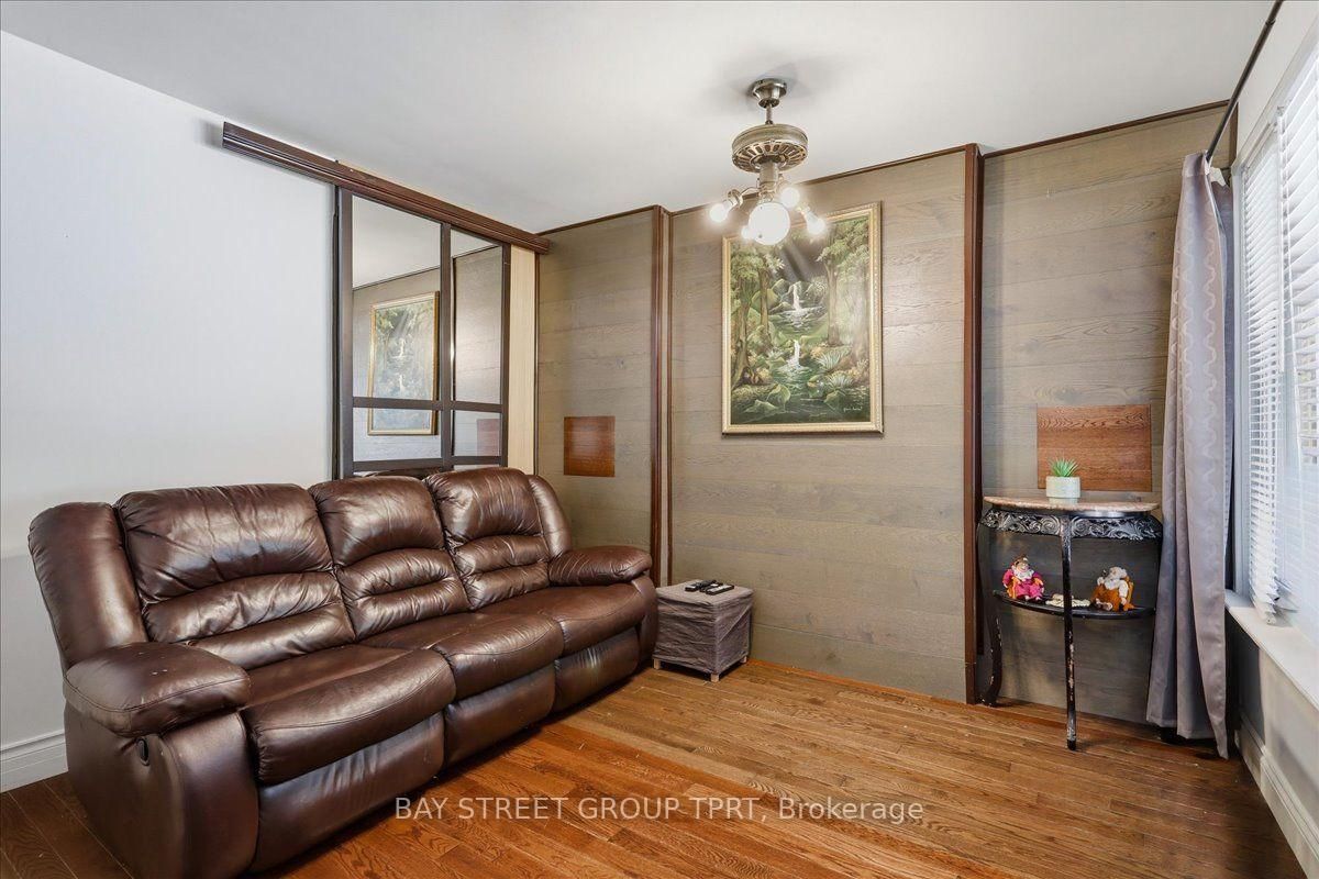 134 Clearbrooke Circle • Toronto, ON photo 5