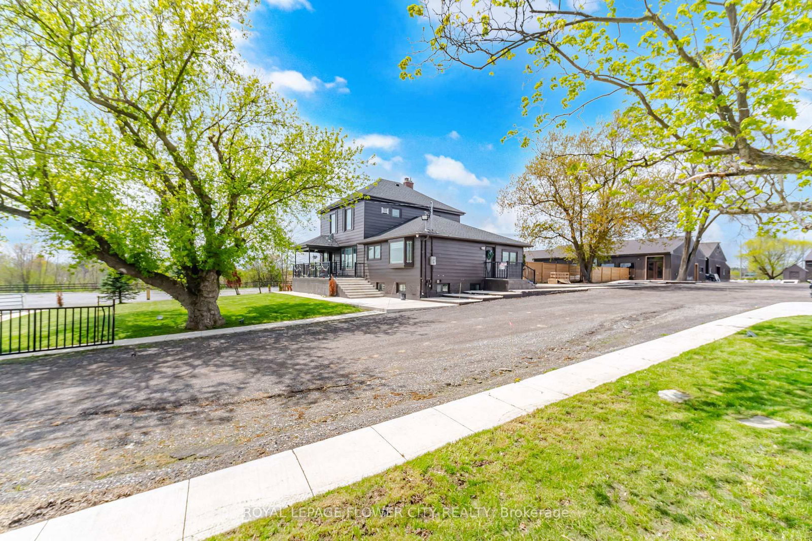 2483 Burnhamthorpe Road • Oakville, ON photo 13