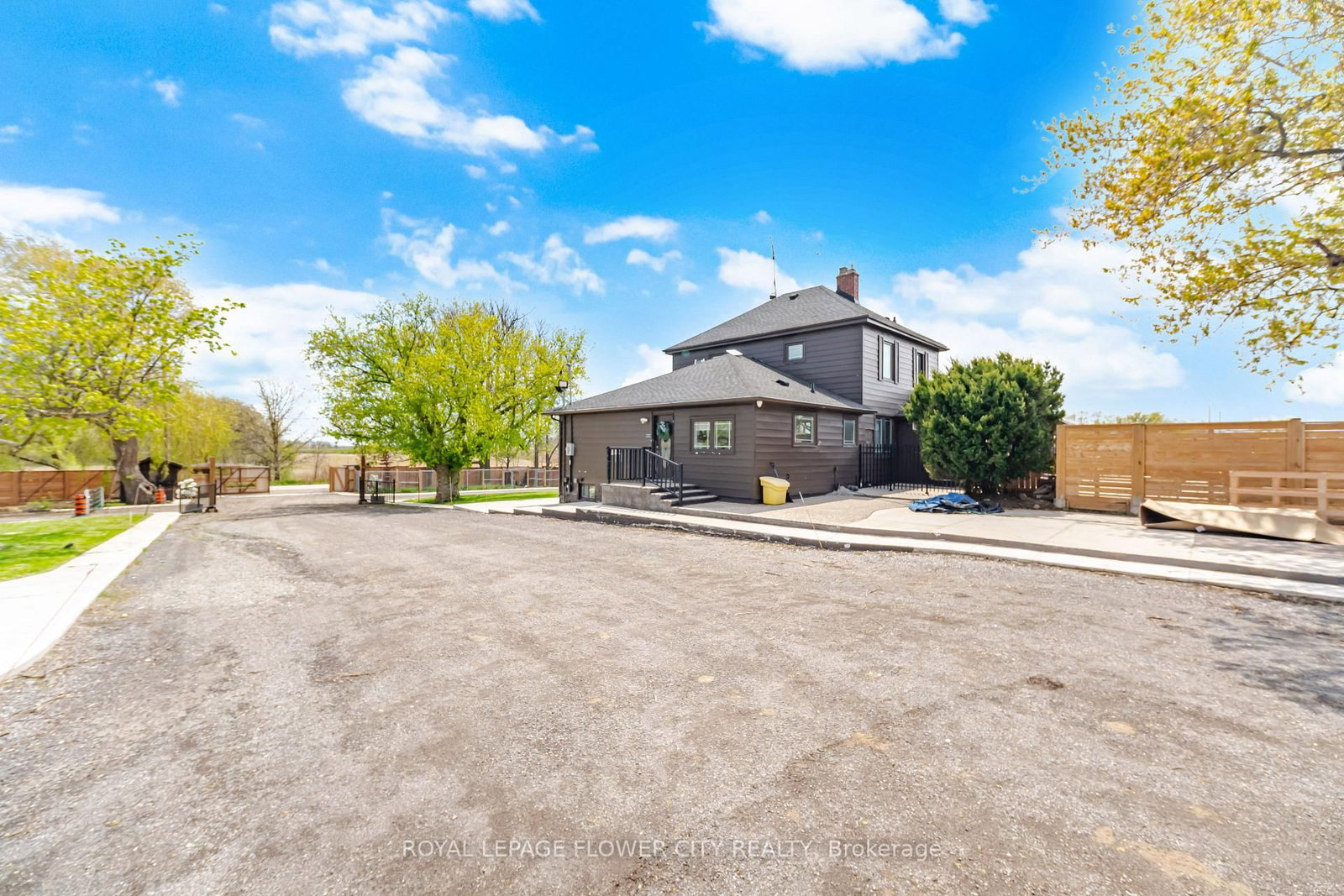 2483 Burnhamthorpe Road • Oakville, ON photo 9