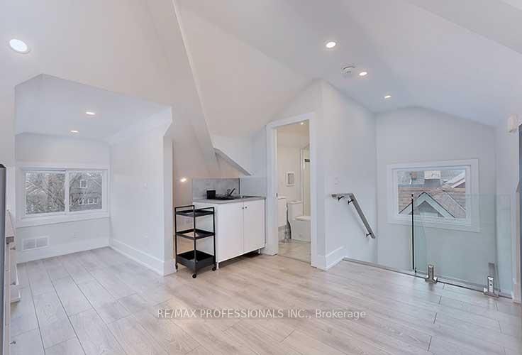 3rd Fl - 23 Radford Avenue, Toronto 5