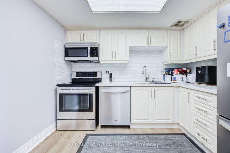 8 Lisa Brampton,ON L6T 4S6 — Photo 9
