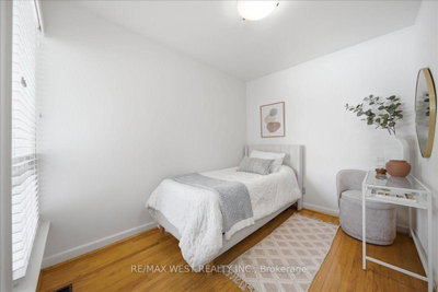 19 Decarie Circle — photo 6
