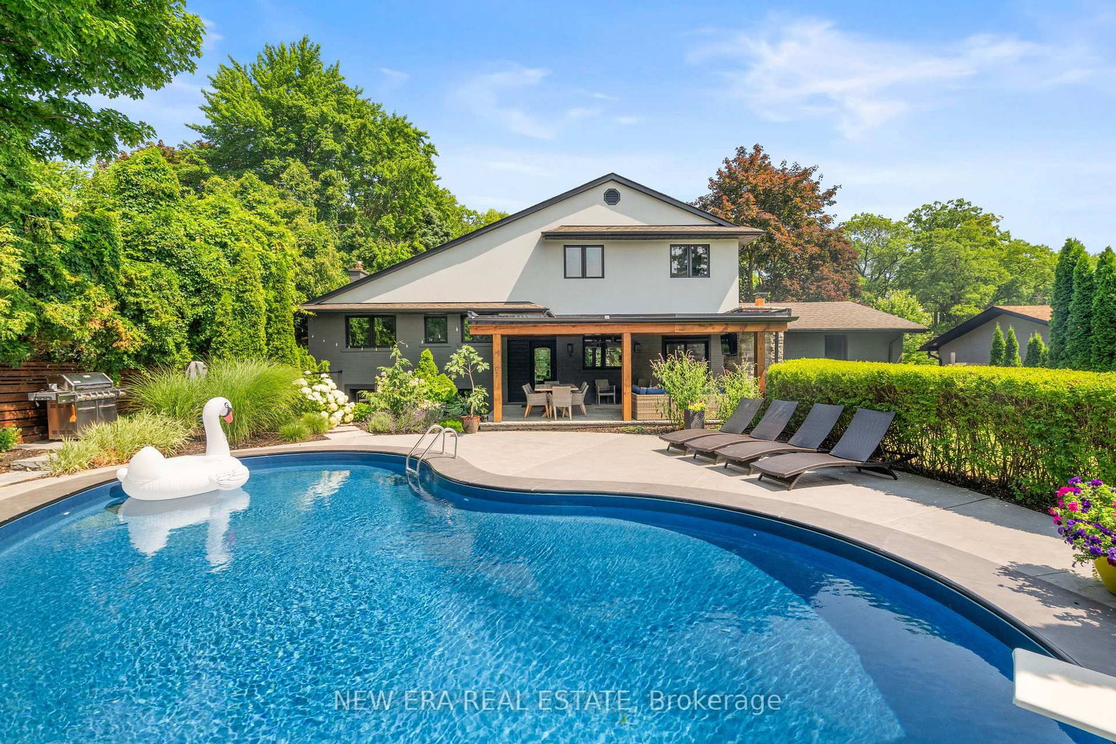 261 Pinetree Mississauga,ON L5G 2R4