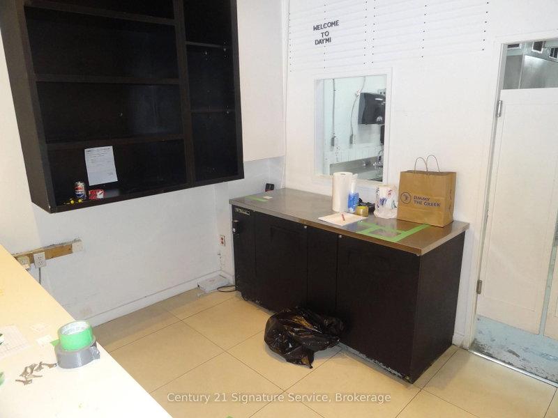 1376 Queen St photo 3