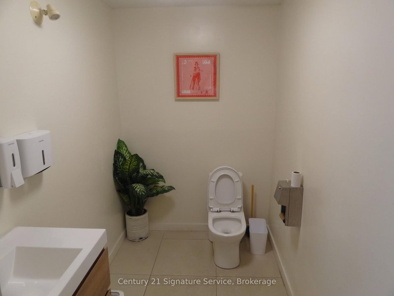 1376 Queen St photo 5