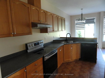 922 Ledbury Crescent — more photos