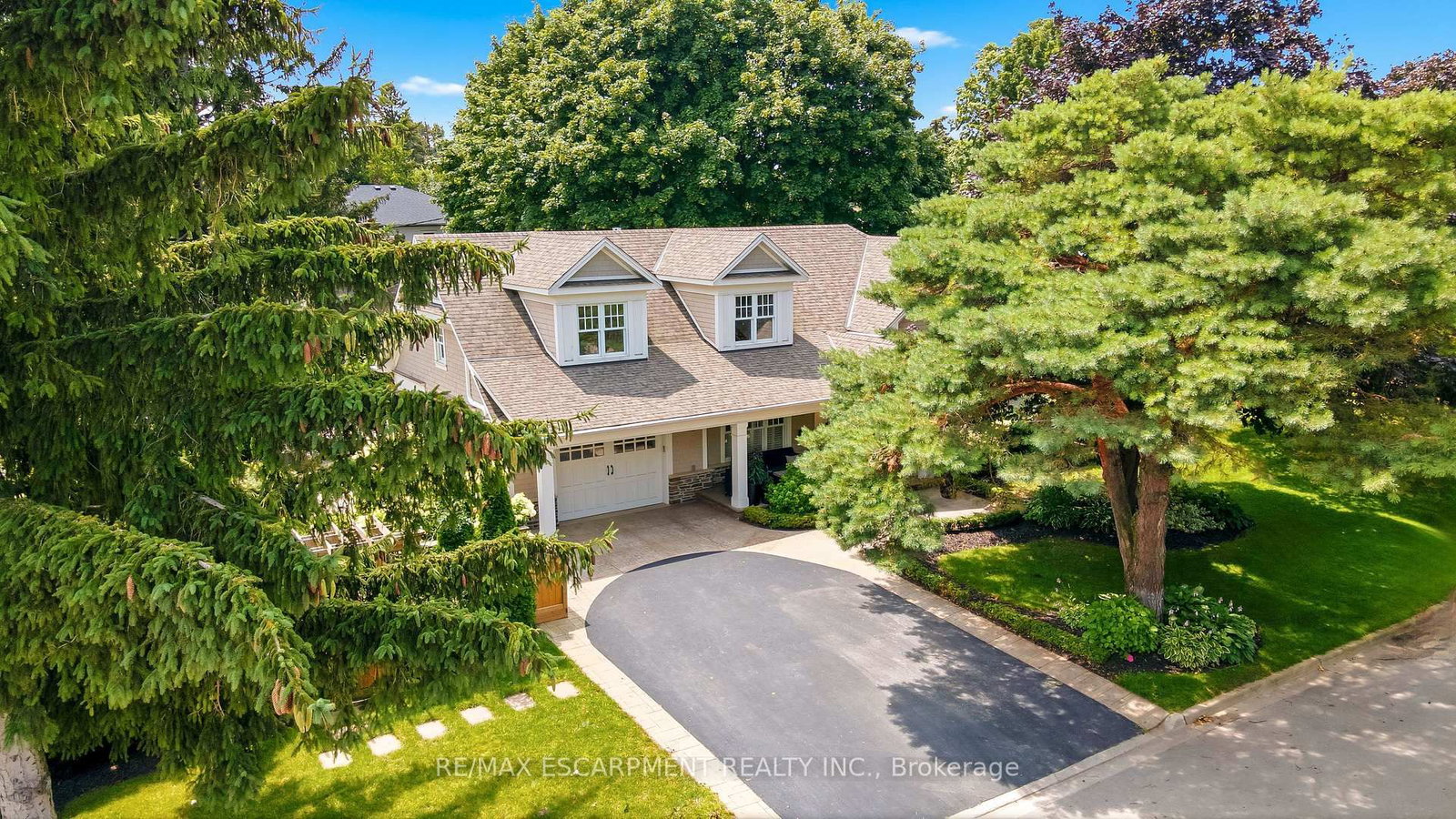 330 Camelot Court - Detached in Shoreacres