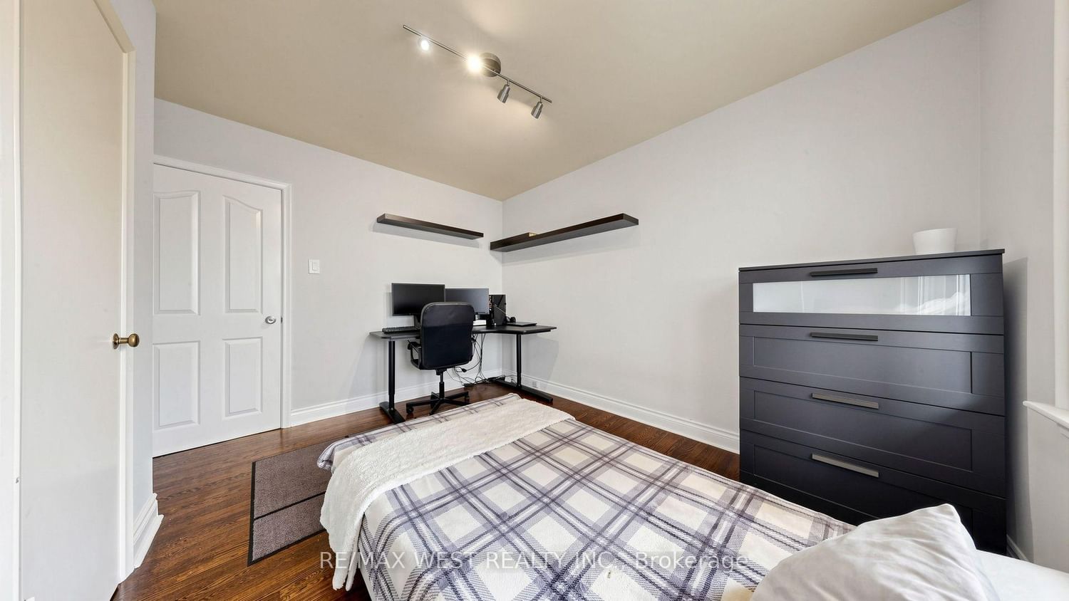 32 Allonsius Drive • Toronto, ON photo 21