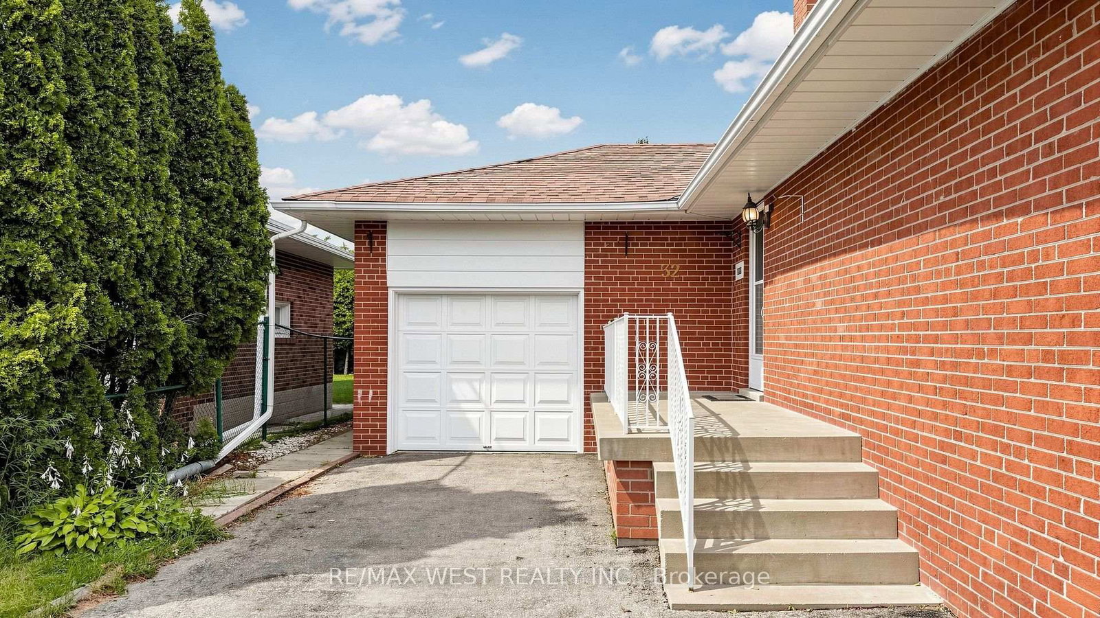 32 Allonsius Drive • Toronto, ON photo 3