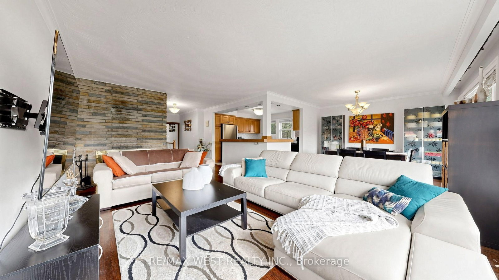 32 Allonsius Drive • Toronto, ON photo 8