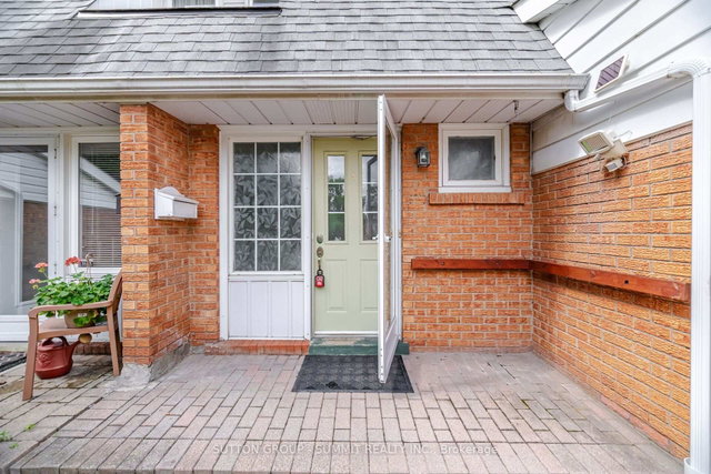 667 Green Meadow Crescent