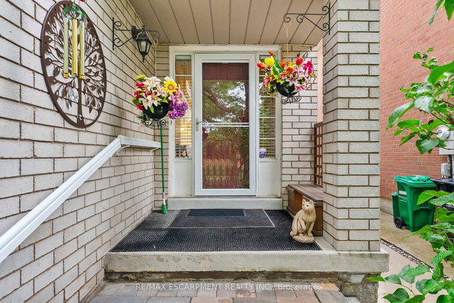16 Whiteface Crescent