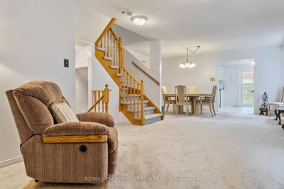 16 Whiteface Crescent — photo 6