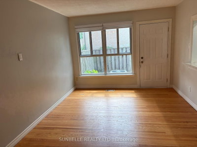42 Fleetwood Crescent — more photos