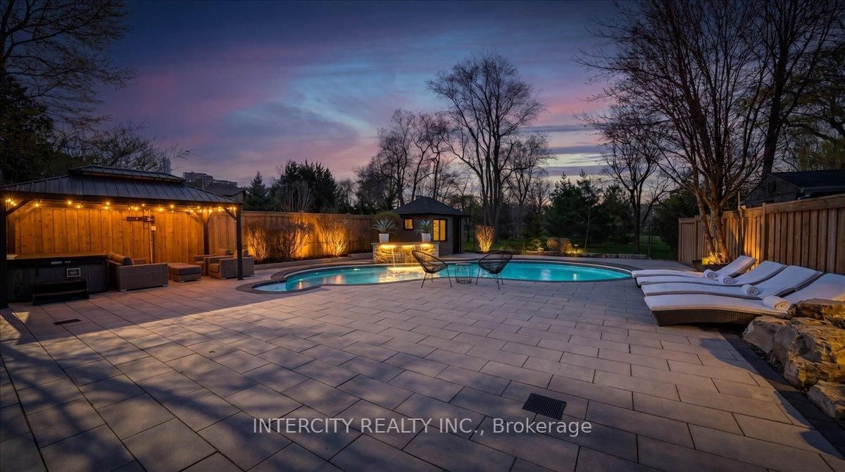 61 Golfwood Heights • Toronto, ON photo 4