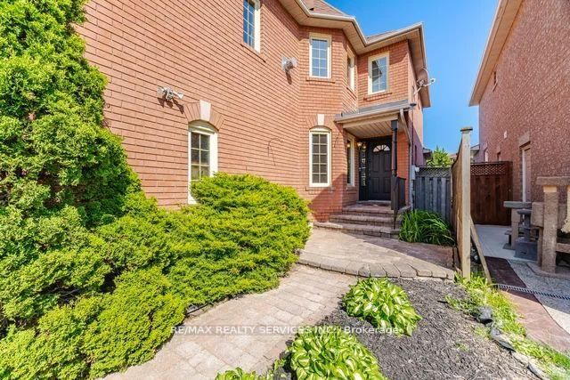 8 Safari Court