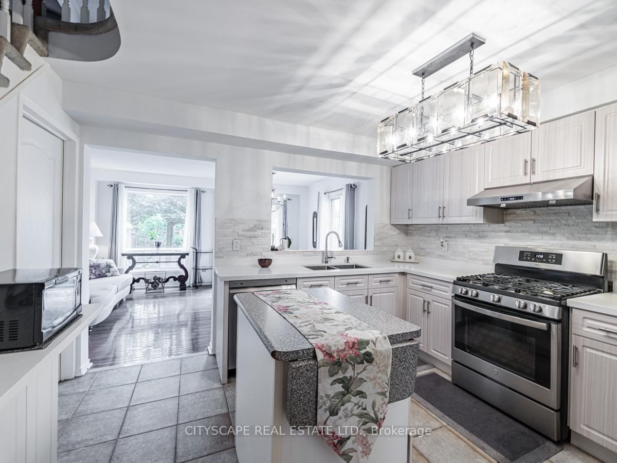1292 Sherwood Mills Mississauga,ON L5V 2G8 — Photo 3