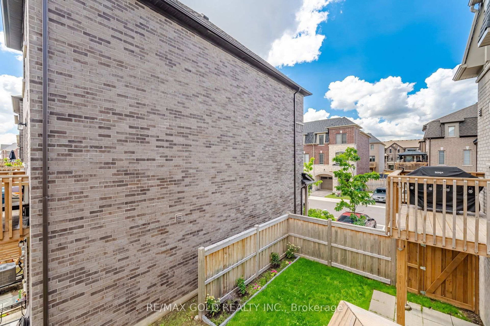 9 Arcola Street • Brampton, ON photo 12