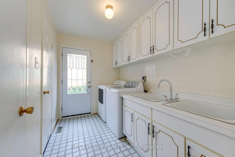 lower unit - 1353 Myron Drive