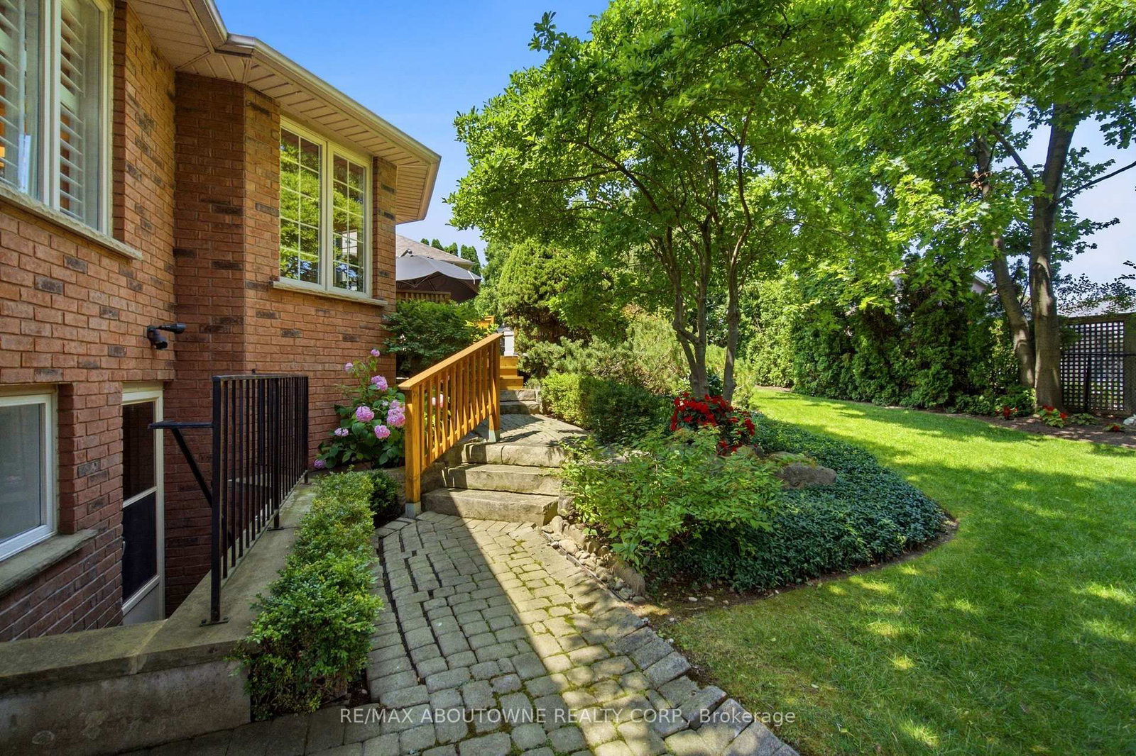 1090 Crofton Way • Burlington, ON photo 39
