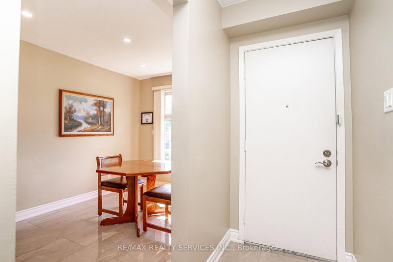 32 Winterfold Dr photo 5