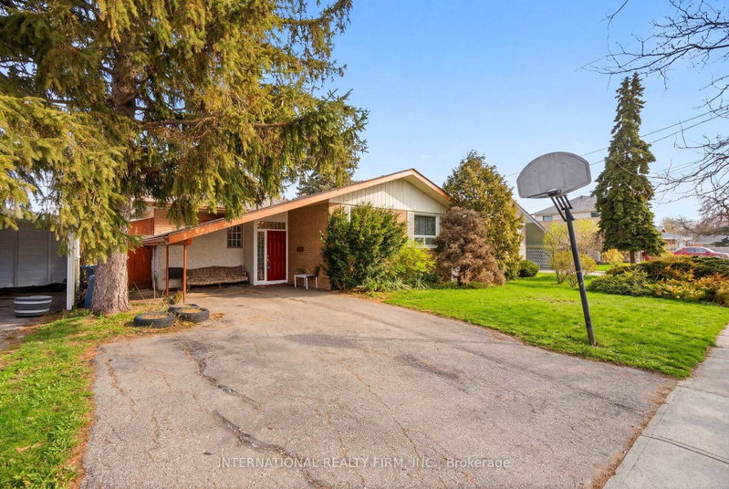 84 Hadrian Drive