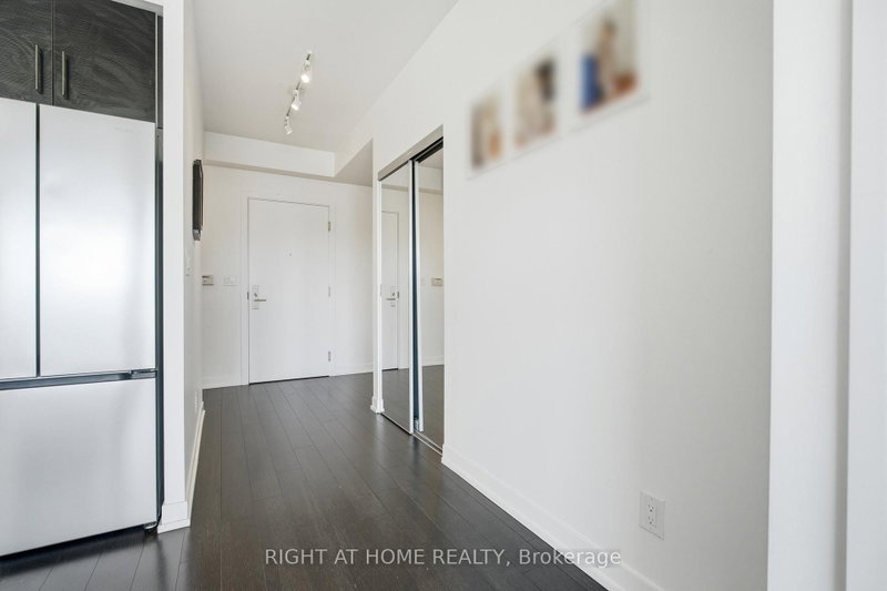 411 - 5101 Dundas Street W