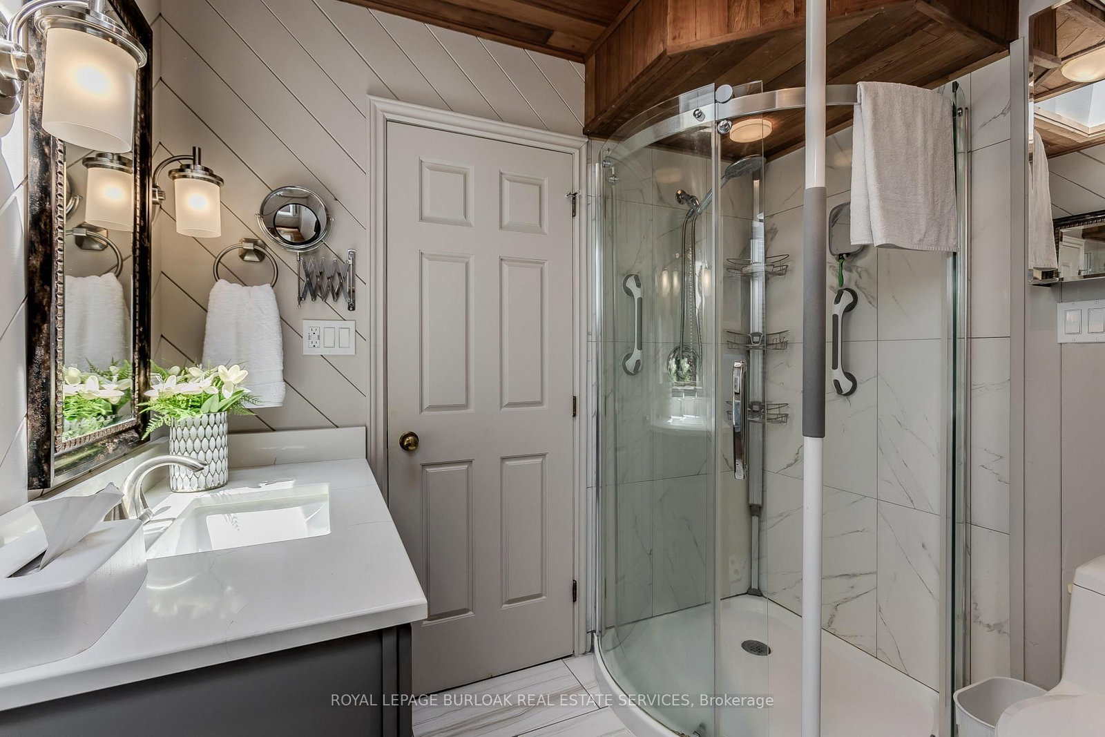 569 Locust Street • Burlington, ON photo 22