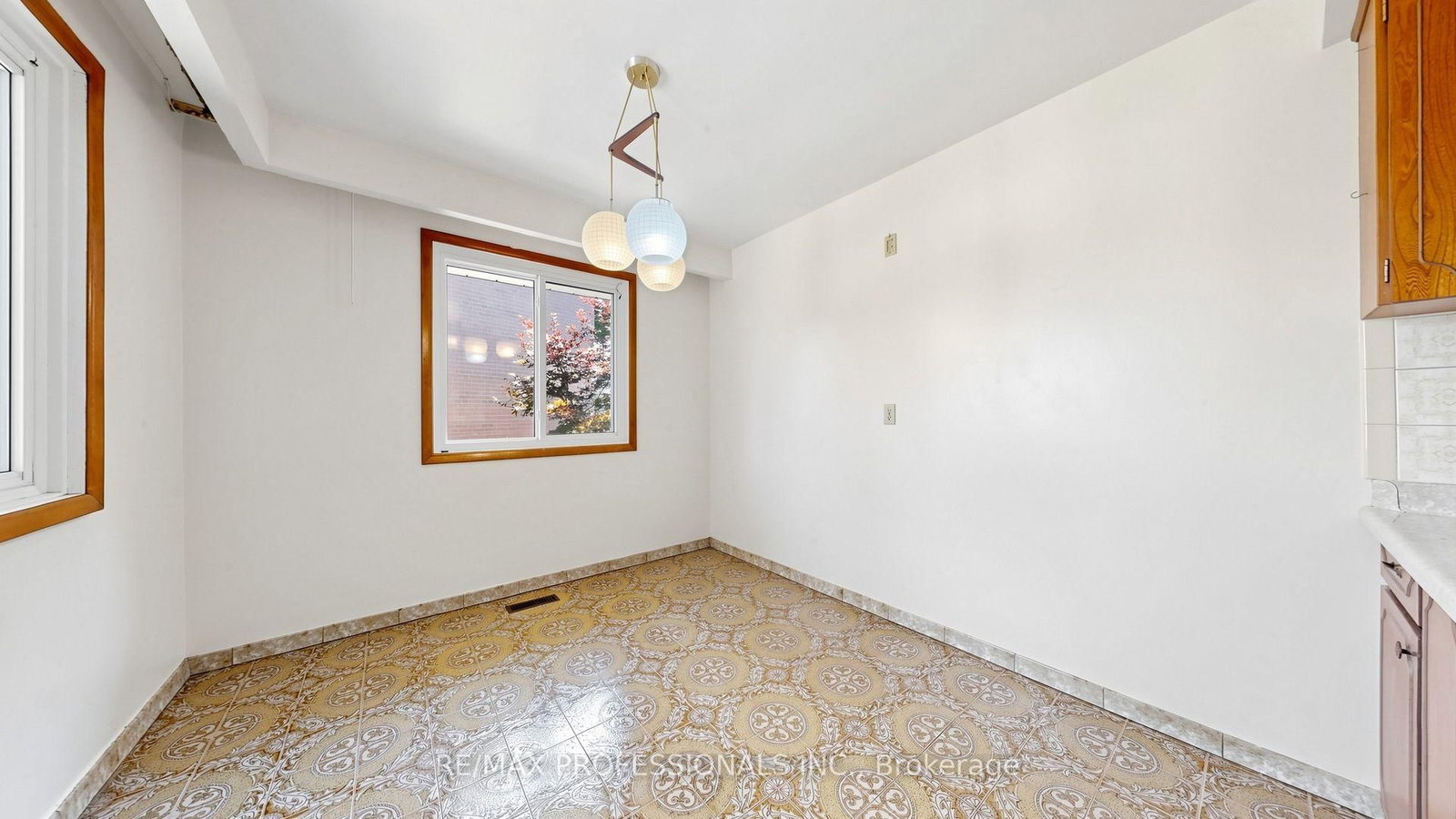 26 Woodcrest Drive • Toronto, ON photo 15