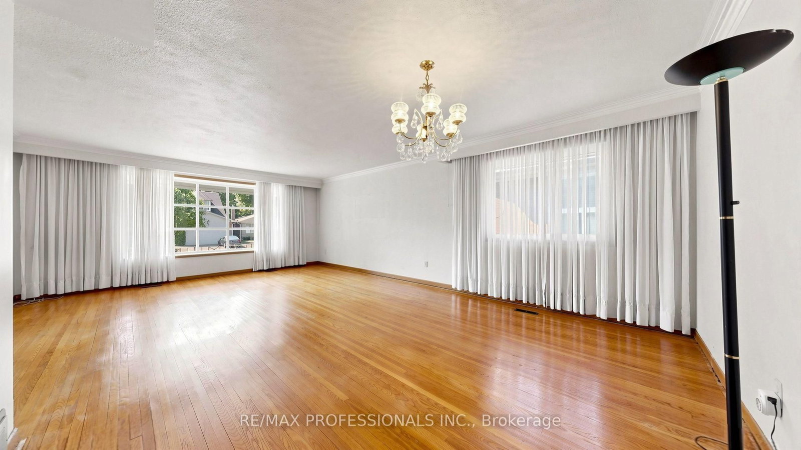 26 Woodcrest Drive • Toronto, ON photo 9
