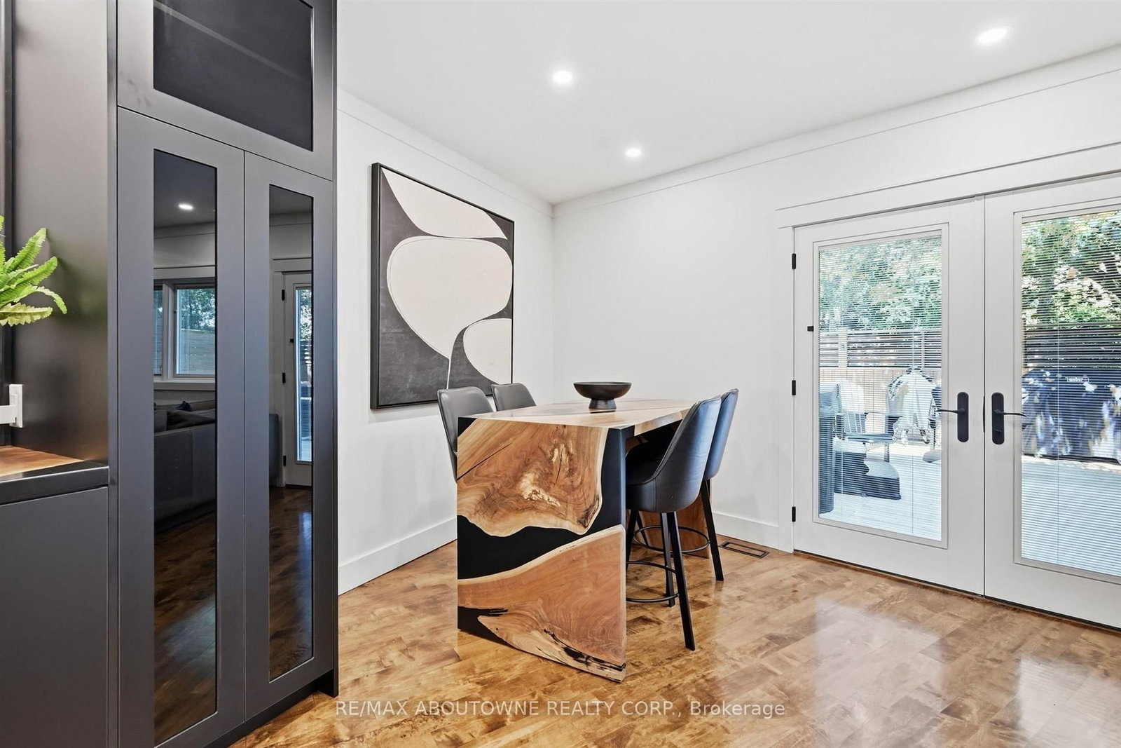 25 Southwind Terrace • Oakville, ON photo 14