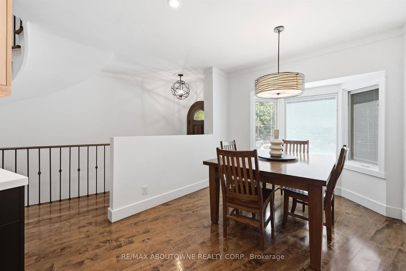 25 Southwind Terrace • Oakville, ON photo 6