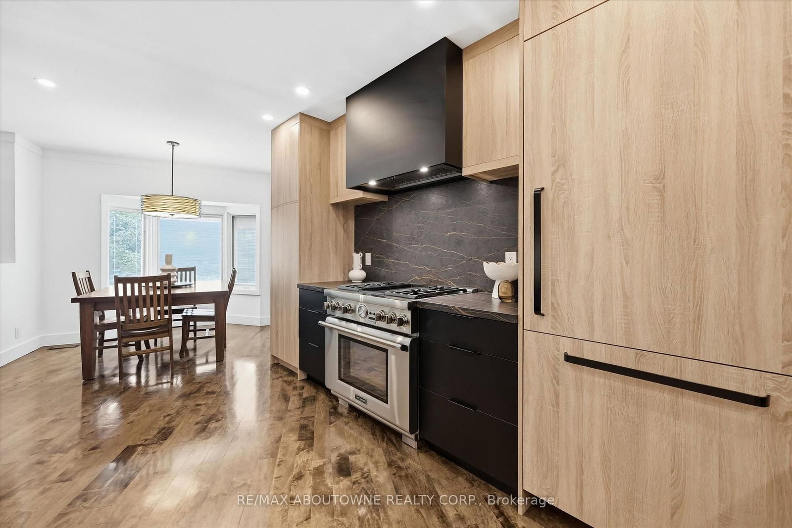 25 Southwind Terrace • Oakville, ON photo 9