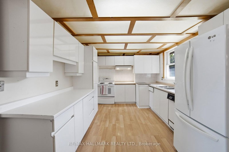1392 Rebecca Oakville,ON L6L 1Z5 — Photo 10