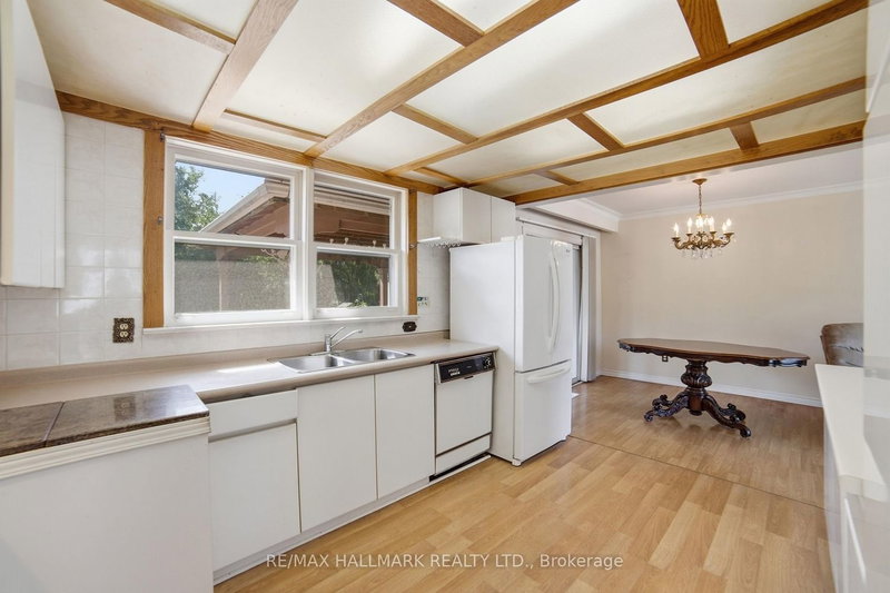 1392 Rebecca Oakville,ON L6L 1Z5 — Photo 12